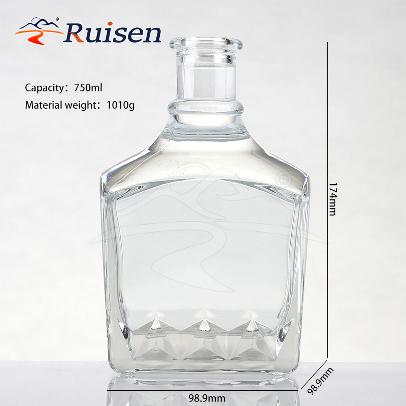 750ml Clear Glass Liquor Bottle Pyramid Base Design 1010g Weight For Premium Whiskey Storage And Luxury Beverage Branding（